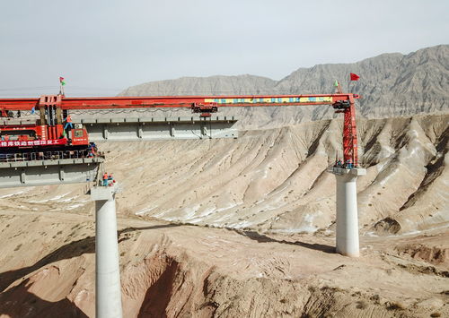 格库铁路新疆段铺轨工程全面复工